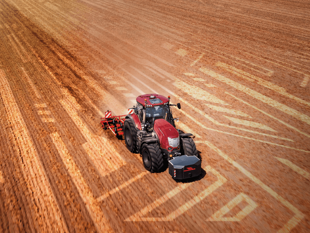 Tractores McCormick en Talleres J Quirós Tractor McCormick trabajando en campo agrícola