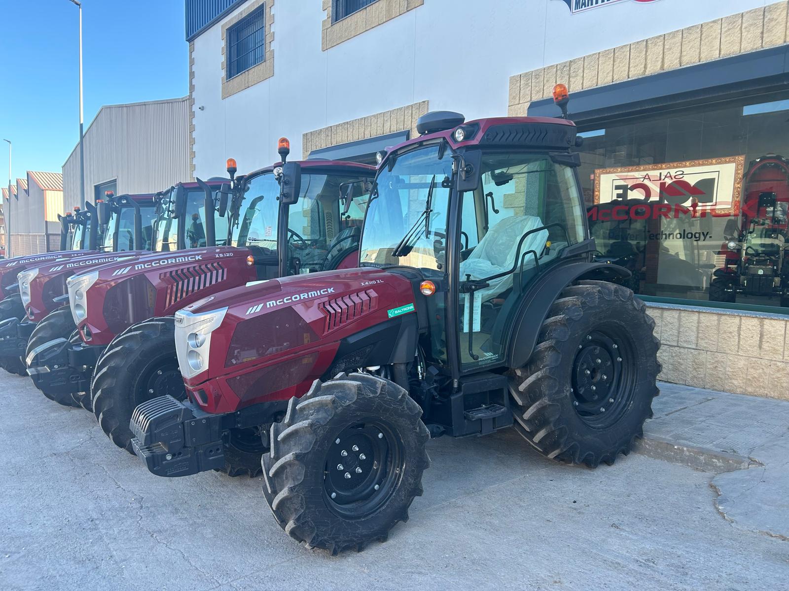 Tractores McCormick en Talleres J Quirós Tractor McCormick trabajando en campo agrícola