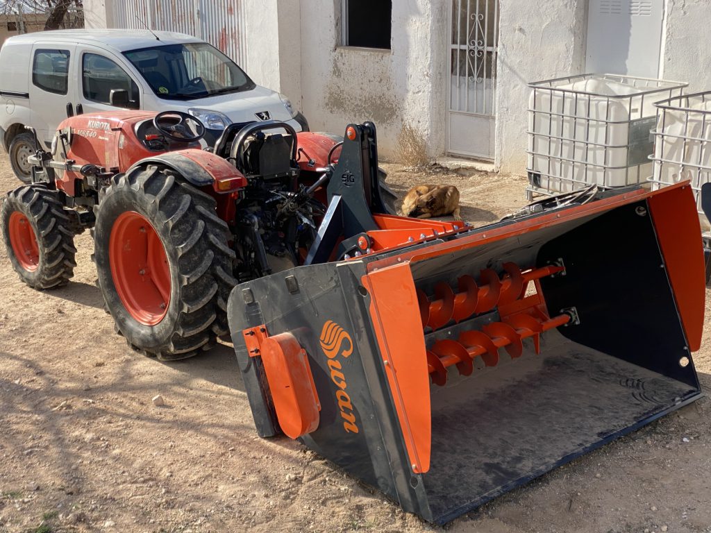 encamadora Machemac en Estepa trabajando en granja avícola